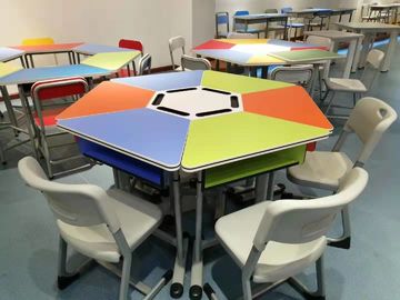 중국 다채로운 6개의 합동 학생 책상과 의자 훈련 방을 위한 고정되는 PVC 가장자리 협력 업체